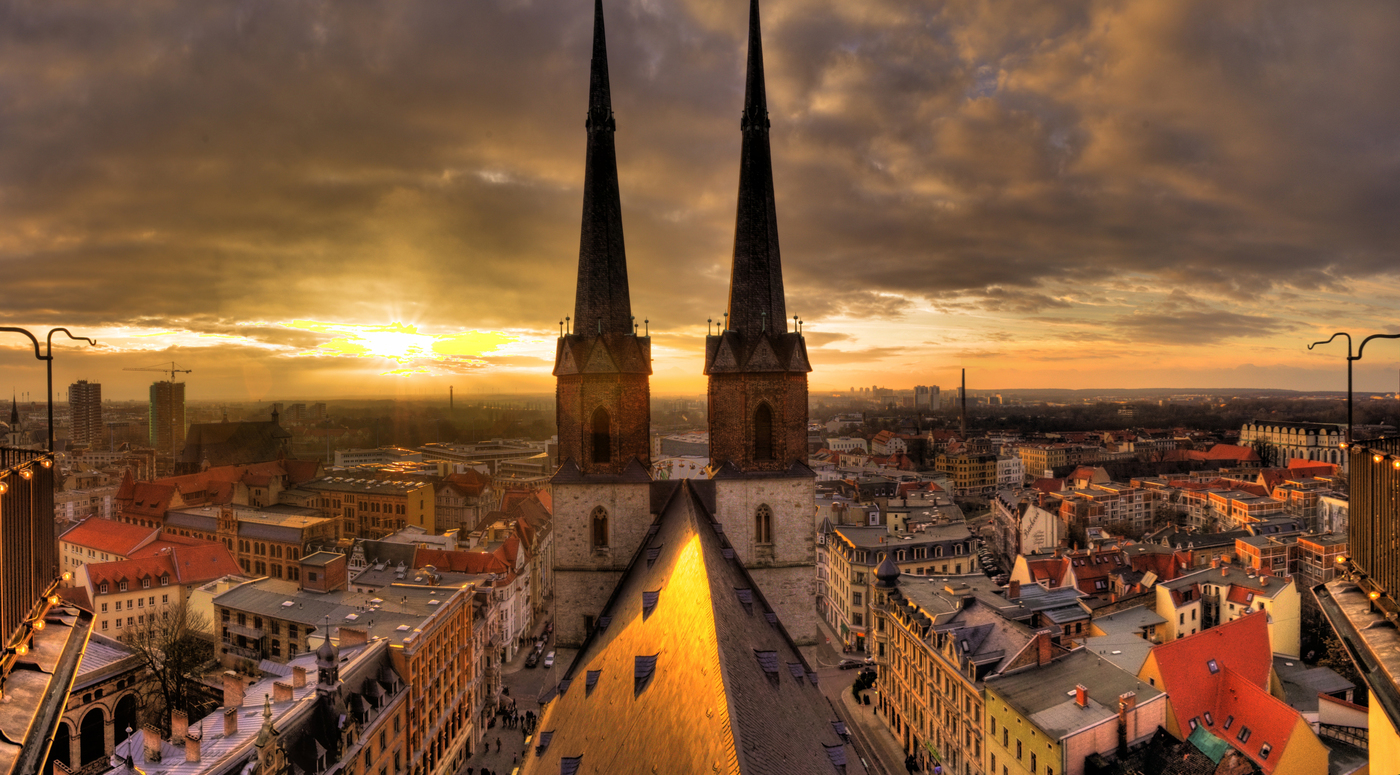 Halle/Saale: Stadtpanorama mit Hausmannstürmen der Marktkirche