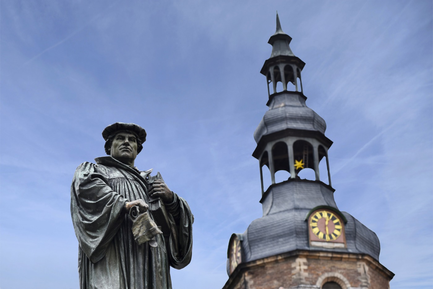 Lutherdenkmal und Andreaskirche in Eisleben